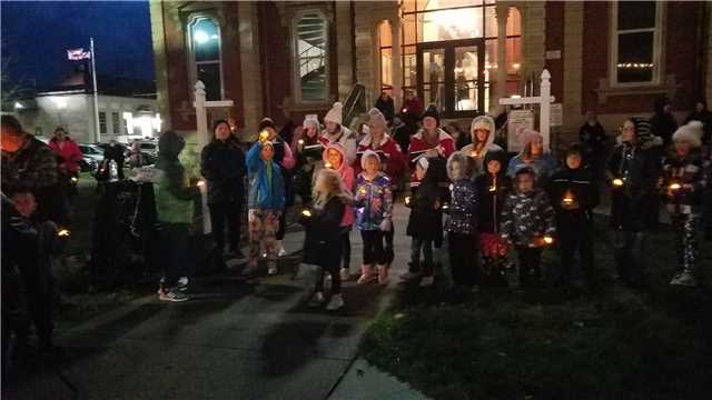 2024 Tree lightning kids singing 